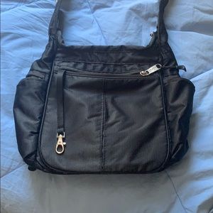 Cross body bag, with several pockets.